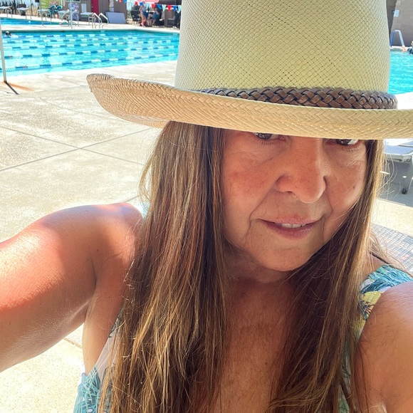 Meet your Posher, Wendy - Picture 2 of 2